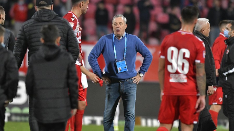Mircea Rednic nu a mai rezistat şi a răbufnit: „Testele fizice sunt foarte slabe, au şi 7k în plus. Ăsta, Carnat, dă şi el un gol pe an...” +detalii despre transferuri 