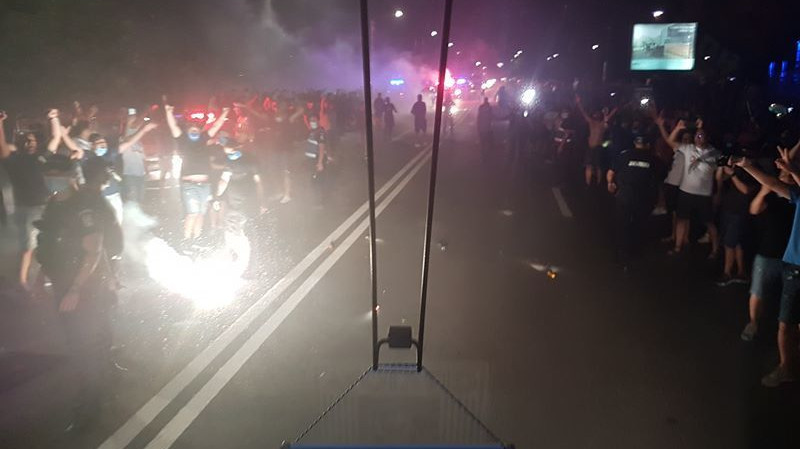 Un nou moment incredibil! Fanii Craiovei au ieşit în stradă după victoria de la Cluj! Cum au fost aşteptaţi Cicâldău & Co + Imagini cu bucuria oltenilor din vestiar