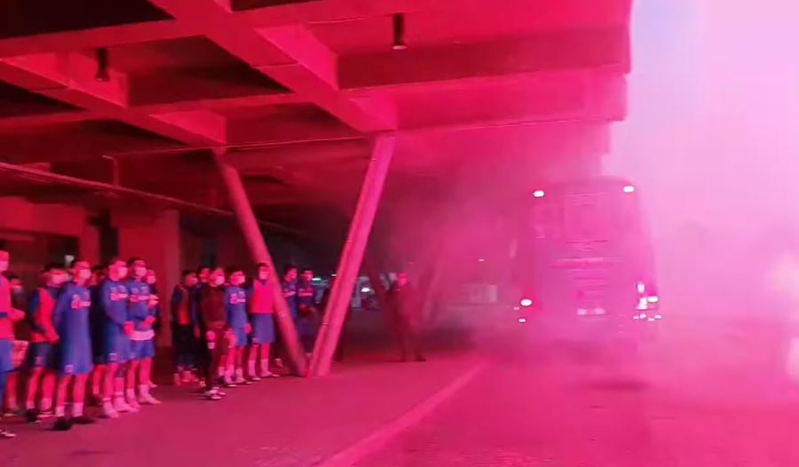 VIDEO | Jucătorii Craiovei, întâmpinaţi de fani înaintea derby-ului cu Dinamo! "Ura noastră pentru ei, motivaţie pentru lei"