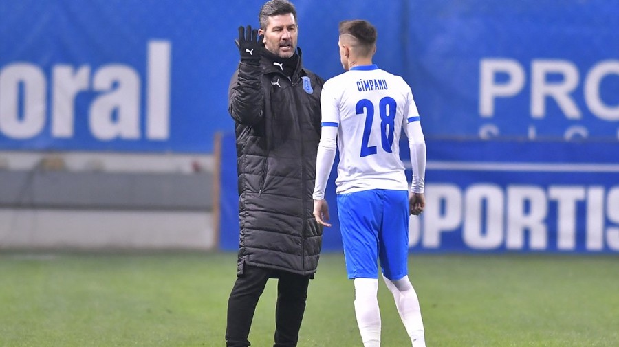 VIDEO | Ouzounidis, nemulţumit de jocul Craiovei în repriza a doua! "Am avut emoţii pe final. Suntem un club mare, trebuie să menţinem posesia mingii"
