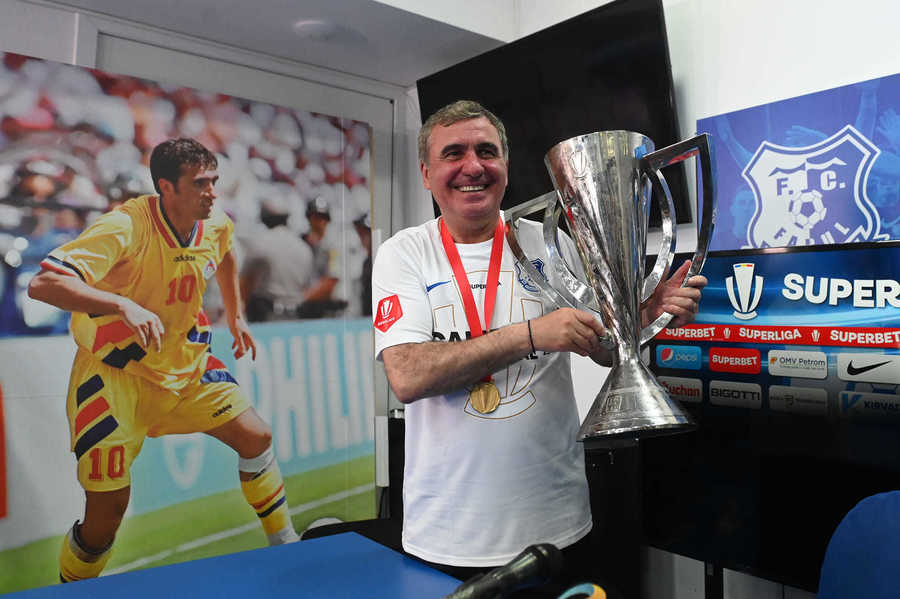 VIDEO EXCLUSIV ǀ Cuvinte mari transmise de Ovidiu Sabău lui Gică Hagi: ”Nu ai cum să nu apreciezi ce face pentru fotbal. Aşa era şi ca jucător” 