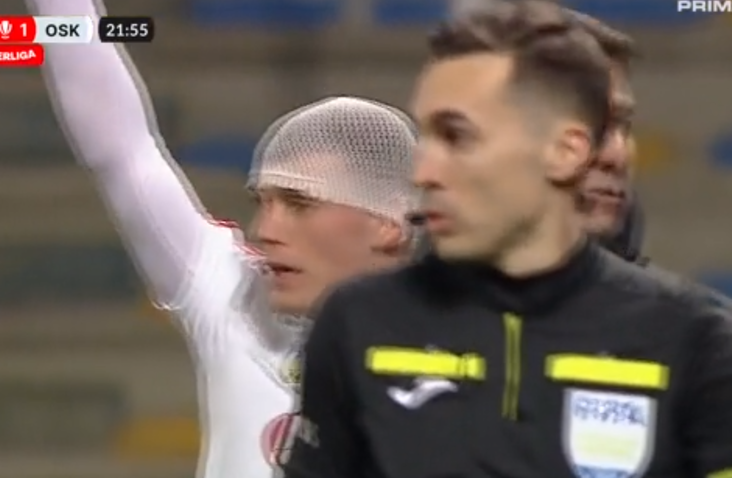 VIDEO | Partida din Superliga a fost întreruptă! Jucătorul, nimerit în cap cu un obiect din tribună  