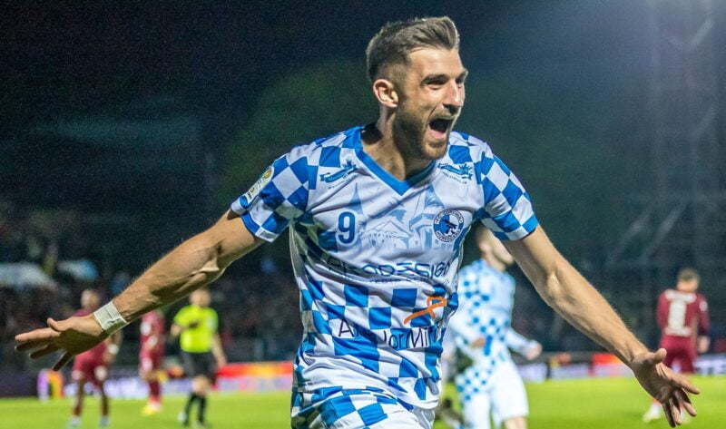 Golgheterul Corvinului a semnat în Superliga! ”Cu condiţia să poată pleca dacă primeşte o ofertă mai bună”