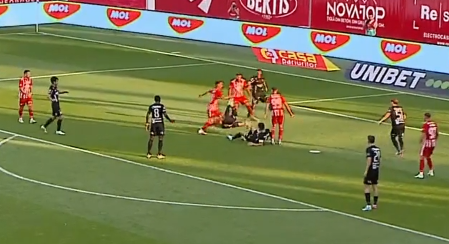 VIDEO ǀ Gol bizar în Superliga. Doi jucători de la Hermannstadt s-au ciocnit, iar Sepsi a profitat şi a marcat