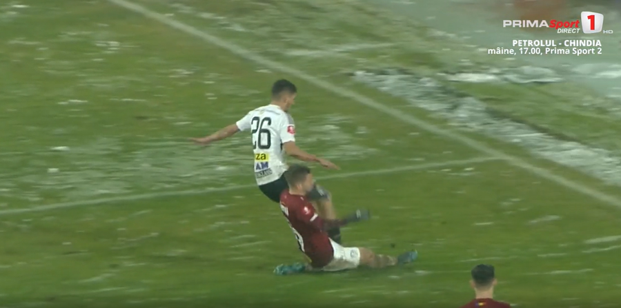 VIDEO | Fază la limită în U Cluj - Rapid. Mihai Stoica, ironic: "VAR-ul nu funcţionează pe noroi"