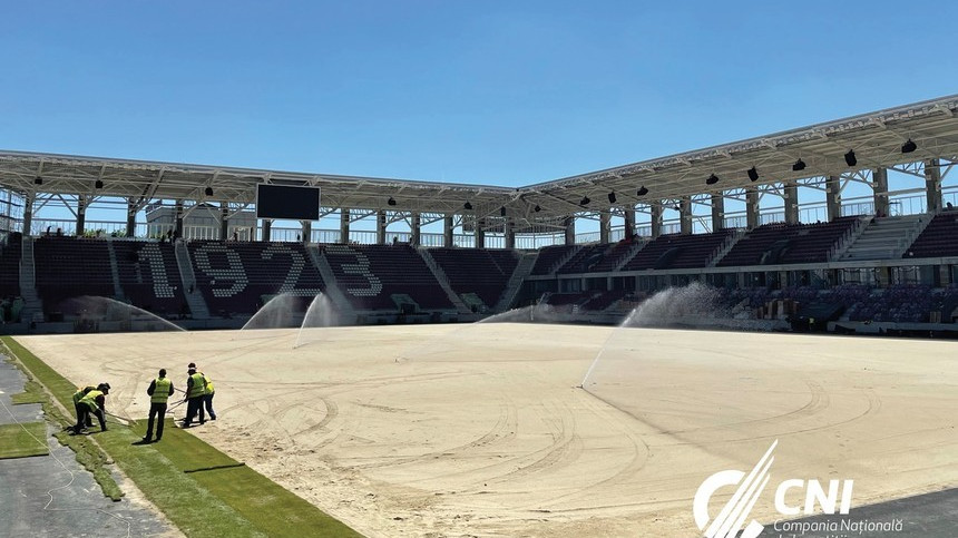 FOTO | Se montează gazonul pe noul Giuleşti! Imagini de la faţa locului