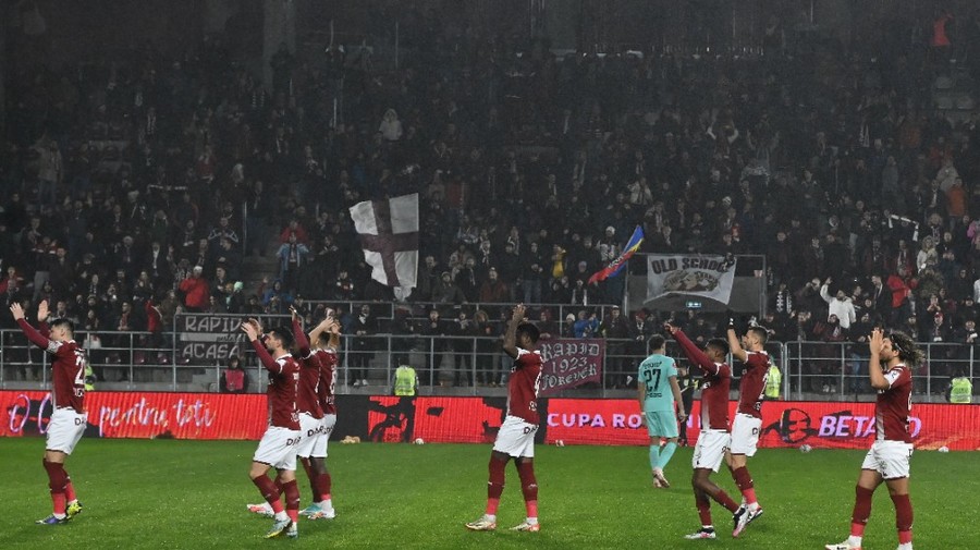 Fanii Rapidului nu au putut suporta eliminarea din grupele Cupei României! Ultraşii şi-au taxat dur favoriţii