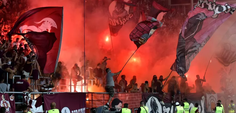 Sancţiune dură primită de Rapid, pentru materialele pirotehnice aruncate de fani pe teren la meciul cu Universitatea Craiova