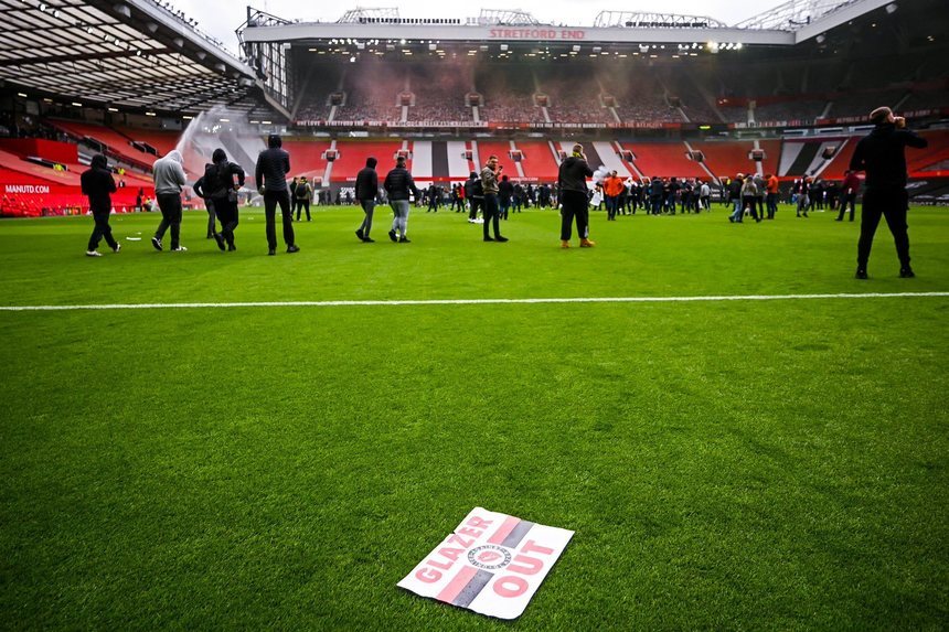 VIDEO | Sute de fani ai echipei Manchester United au pătruns pe teren cu câteva ore înainte de meciul cu Liverpool şi au cerut plecarea familiei Glazer