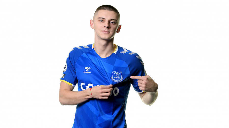 Vitali Mikolenko, căpitanul echipei Everton la meciul cu Boreham Wood, din Cupa Angliei. Cele două echipe şi-au manifestat sprijinul pentru Ucraina
