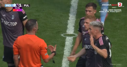 VIDEO | Michael Oliver, încolţit de jucătorii lui Fulham! Proteste vehemente după golul controversat marcat de Manchester City