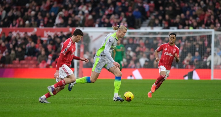 Manchester City s-a impus la limită pe terenul lui Nottingham Forest, scor 2-1