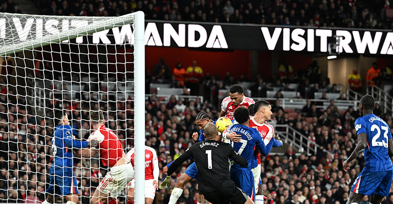 Arsenal câştigă derby-ul Londrei şi se menţine pe primul loc 