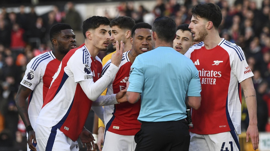 Decizie bizară în Premier League: jucătorii nu vor mai fi eliminaţi direct dacă îşi vor trage adversarii de păr!