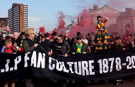 Mii de suporteri ai echipei Manchester United au protestat faţă de familia Glazer înaintea meciului cu Arsenal