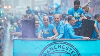 Ploaia nu a oprit parada campionilor de la Manchester City. Mii de persoane pe străzi