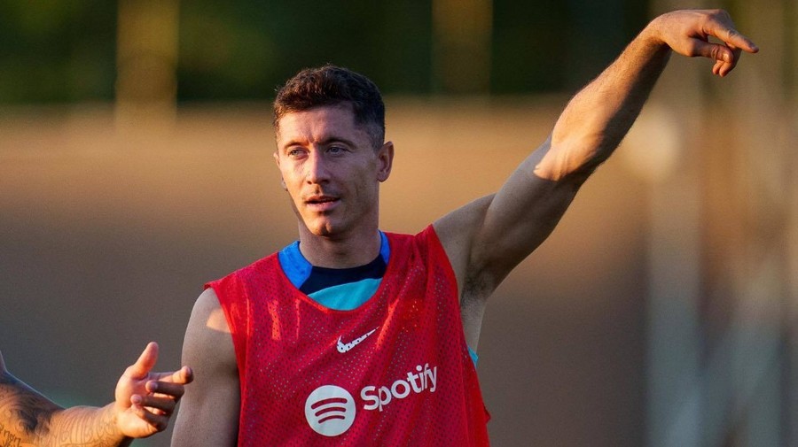 VIDEO ǀ Robert Lewandowski, prezentat la Barcelona în faţa a 50.000 de fani! Atacantul a refuzat o ofertă mai bună pentru a semna cu catalanii 
