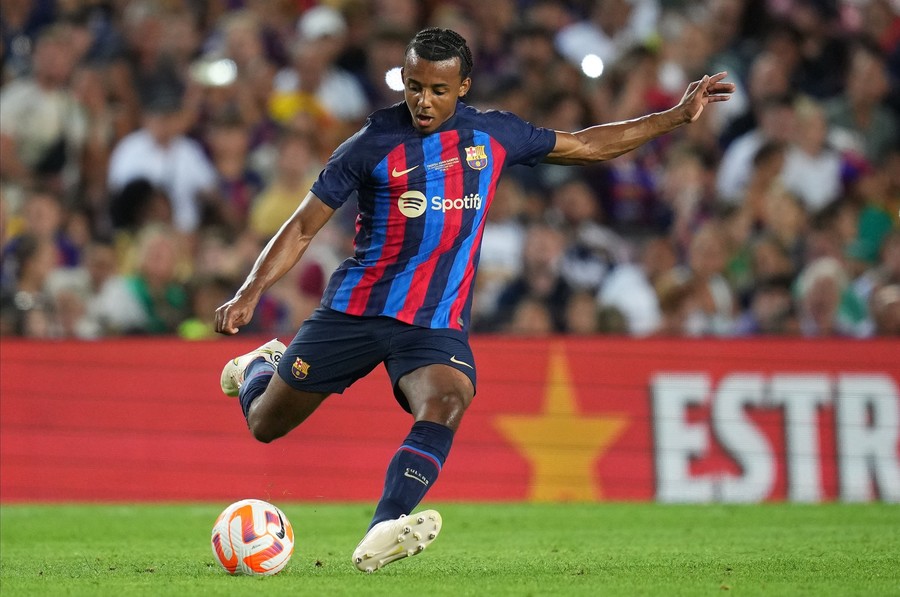 De ce nu poate Barcelona să îl înregistreze pe Jules Kounde 
