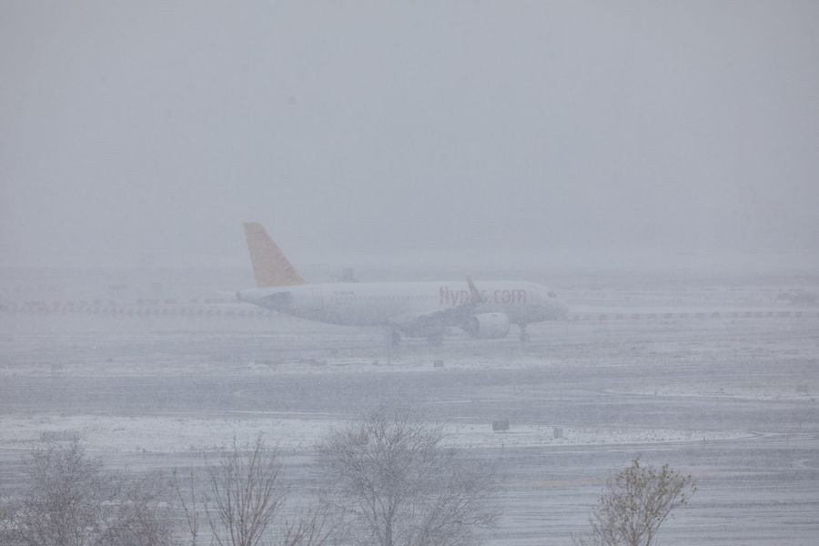 Jucătorii şi staff-ul lui Real Madrid, blocaţi timp de 5 ore în avion, pe aeroportul 'Madrid-Barajas'