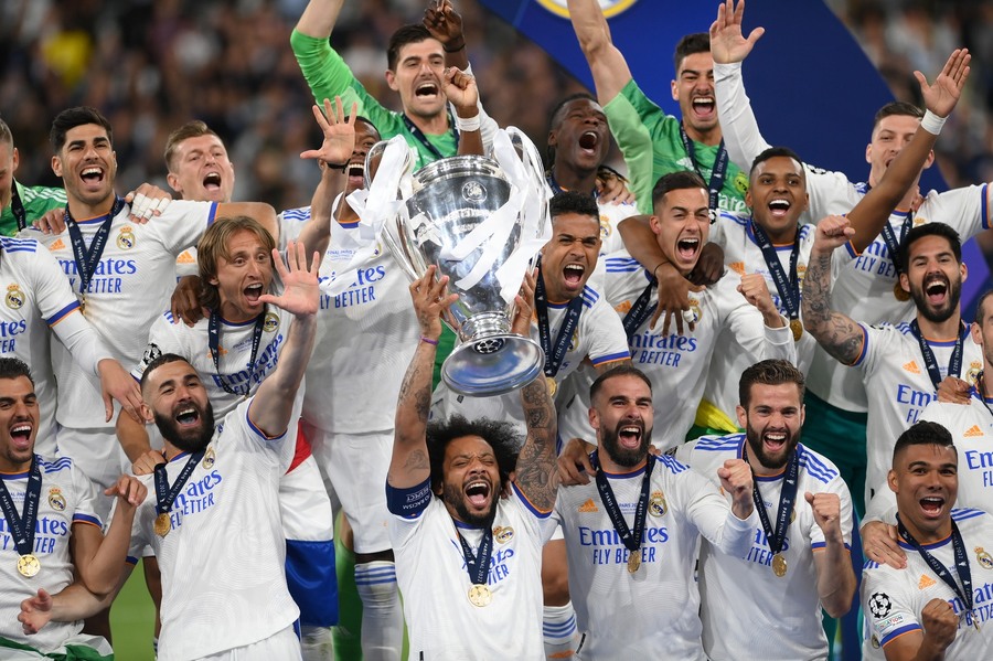 VIDEO | Momentul gravat pentru a 14-a oară în sufletele fanilor Realului! Imaginile în care madrilenii primesc trofeul şi declaşează fiesta: ”Campeones, Campeones” 
