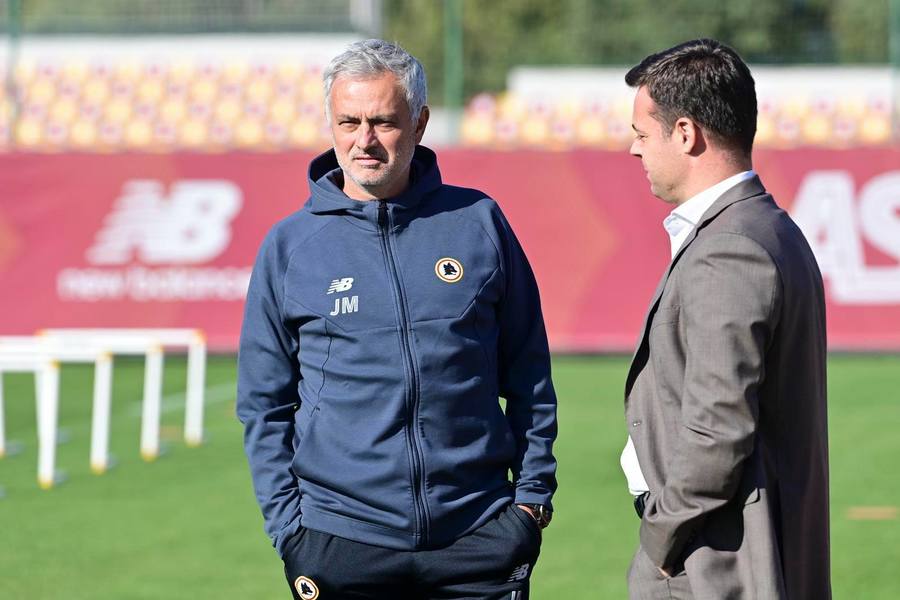 VIDEO | Un fan al lui Jose Mourinho, invitat la masă de portughez după ce a stat o săptămână la intrarea în baza de pregătire a Romei
