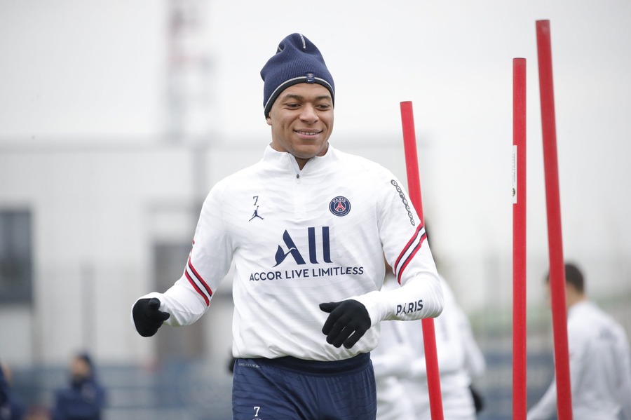 VIDEO ǀ Kylian Mbappe, jucătorul anului la Globe Soccer Awards
