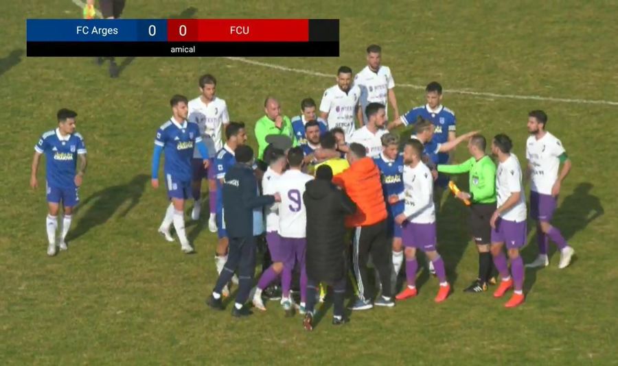 VIDEO | FC Argeş - FC U Craiova, amical cu bătaie! Portarul oltenilor a sărit să lovească un adversar şi a fost eliminat