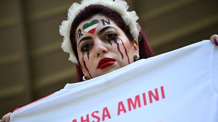 O fană iraniană a fost dată afară din stadion, pentru că a omagiat-o pe Mahsa Amini