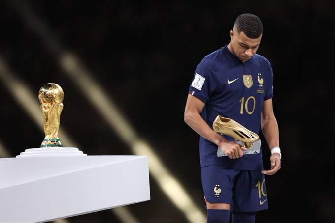 A strâns aproape 300.000 de semnături în mai puţin de o zi! Petiţia inedită lansată după finala CM: ”Mbappe îi este copil lui Messi!”