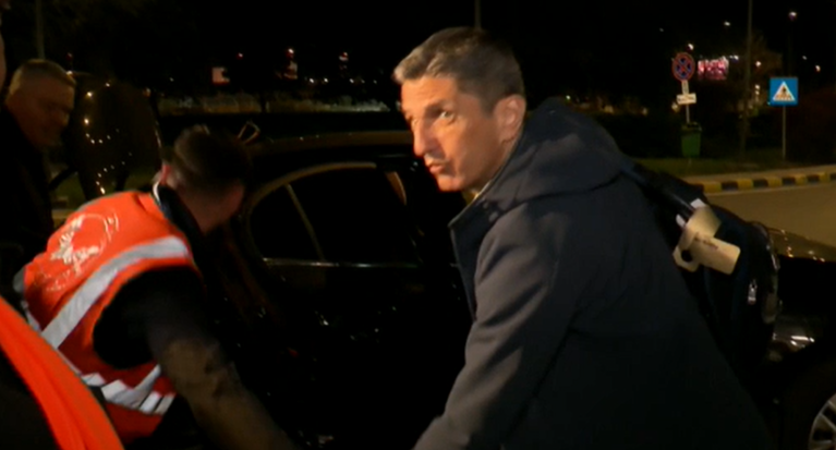 VIDEO | Răzvan Lucescu a aterizat la Bucureşti cu un avion privat pentru a-i fi alături tatălui său. "Ce aş putea să vorbesc? E o situaţie grea”