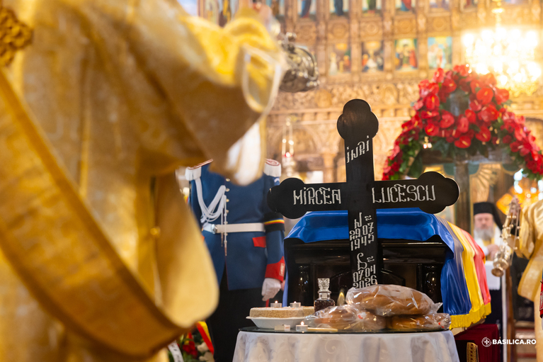 Corvinul Hunedoara la despărţirea de legenda Lucescu: ”Peste 24 de milioane de minute petrecute în iarbă, pe bancă, în vestiar, în birou. Tot atâtea amintiri preţioase pentru orice microbist. Vă mulţumim domnule Mircea Lucescu! Rămâneţi etern!”

