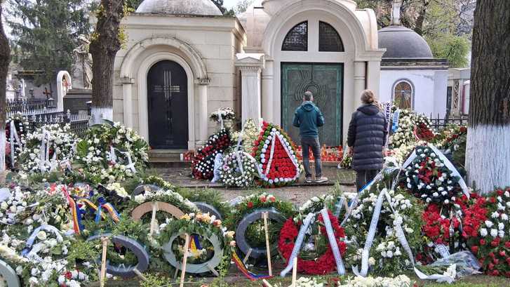 Mircea Lucescu, omagiat de Paşte, la două zile după funeralii. Oamenii au aprins lumânări la mormântul său