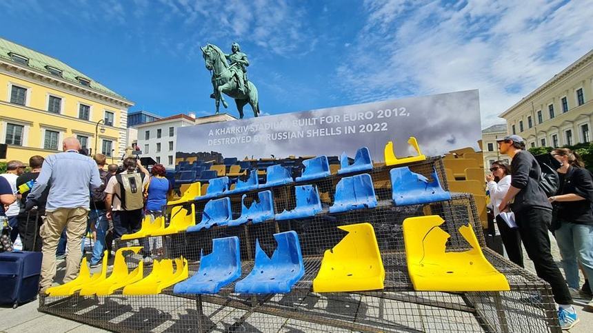 Înaintea meciului cu România, Ucraina a prezentat scaunele de pe stadionul din Harkov distrus de obuze, pentru a aminti de război