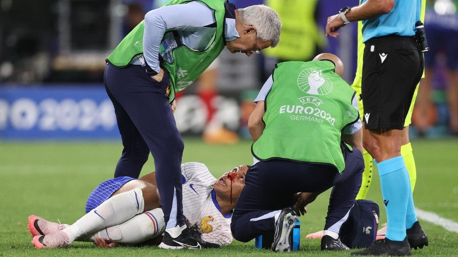 Accidentare serioasă pentru Mbappe! Starul francez a ieşit de pe teren plin de sânge în meciul cu Austria