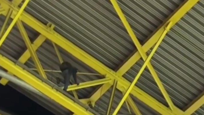 VIDEO | Spider-Man de Germania. Un bărbat s-a urcat pe acoperişul stadionului din Dortmund