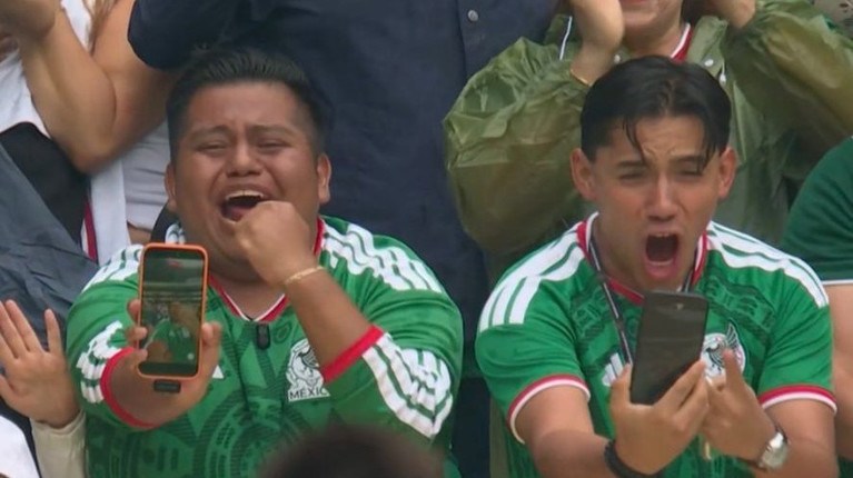 Doi fani mexicani s-au filmat sărbătorind golul echipei lor şi au devenit ţinta ironiilor în social media