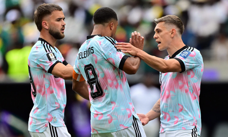Scene incredibile! Leandro Trossard şi Youri Tielemans au sărit la bătaie. Au fost calmaţi cu greu de colegi