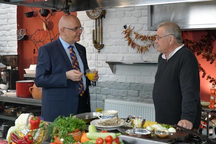 Raed Arafat vine la Poezie şi delicateţuri, noua emisiune semnată Mircea Dinescu, la Prima TV