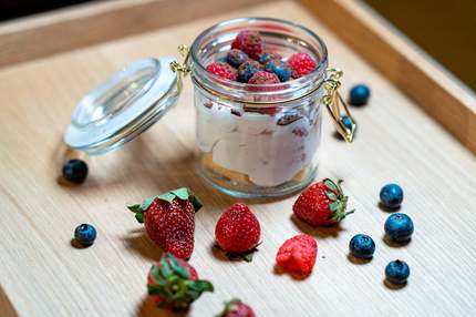 Focus la Prima Oră: Chef Horia Simon şi Patricia Rusu fac un tiramisu vegan cu fructe de sezon