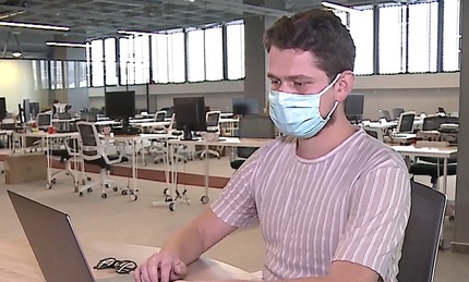 Sănătate cu stil: În pijmale, la biroul de acasă