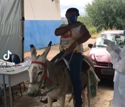 Cronica Cârcotaşilor: Vaccinare pe măgar