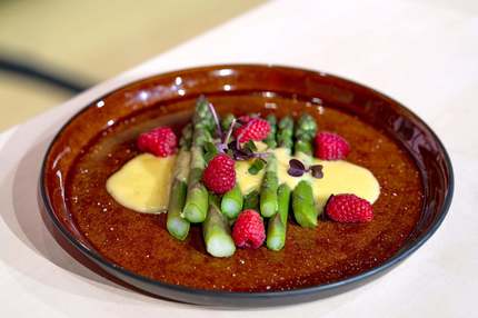 Focus la Prima Oră: Chef Horia Simon şi Patricia Rusu prezintă o reţetă cu ingrediente de sezon: sparanghel şi zmeură!