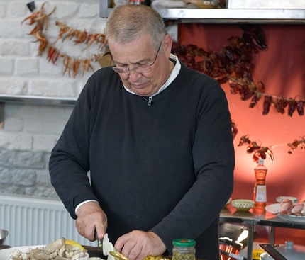 Mircea Dinescu vine cu o altfel de ediţie la Poezie şi delicateţuri