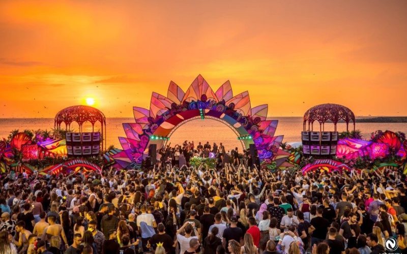 Neversea, amânat încă un an