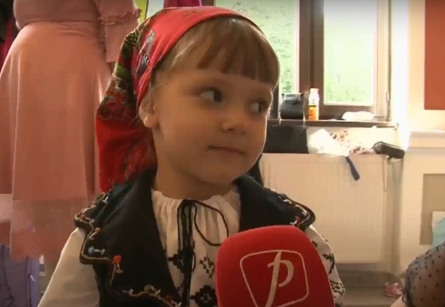 Mândri de costumul popular