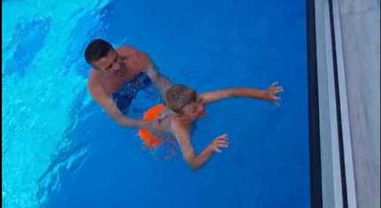 Florin Căruceru şi-a învăţat copilul să înoate în vacanţa din Grecia