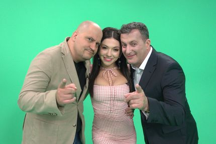 Concurs Cronica Cârcotaşilor! Semnalează-ne o gafă la TV şi poţi câştiga telefoane inteligente Allview

