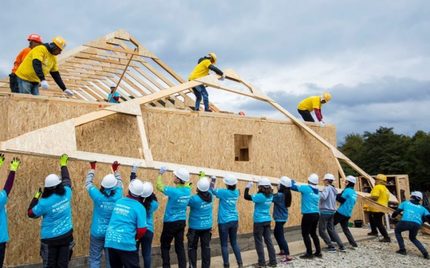 CREDE ÎN BINE Voluntarii şi comunităţile construiesc case pentru cei nevoiaşi