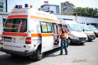 O poartă a căzut peste un copil de şase ani