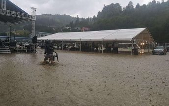 Potop după potop. Localnici evacuaţi de pompieri